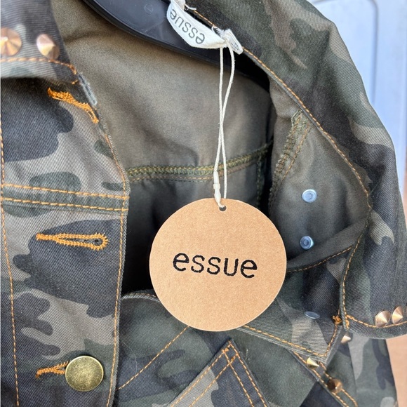 Essue Women’s Studded Button up Crop Camouflage Jacket!  Button detail Back! - Picture 9 of 10